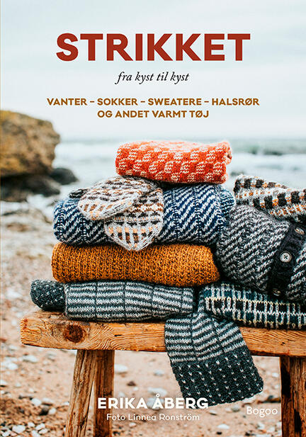 forside paa bogen strikket fra kyst til kyst af erika aaberg baenk paa strand med sweatre i bunke