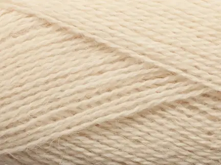Close up af alva alpacagarn fra filcolana i farve 383 champagne
