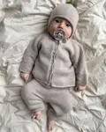 baby iført cleo baby set fra petiteknit