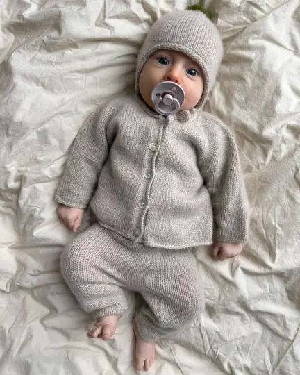 baby iført cleo baby set fra petiteknit