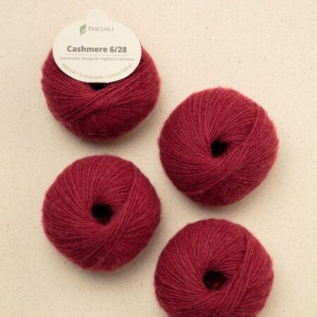 Pascuali Cashmere 6/28 – farven Ruby. Økologisk luksusgarn i 100% cashmere uld, dyb rubinrød nuance