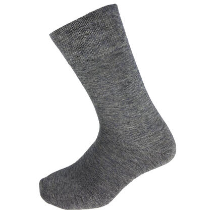 En grå sok er vist i profil og peger mod venstre; neutralt, hvidt baggrund.