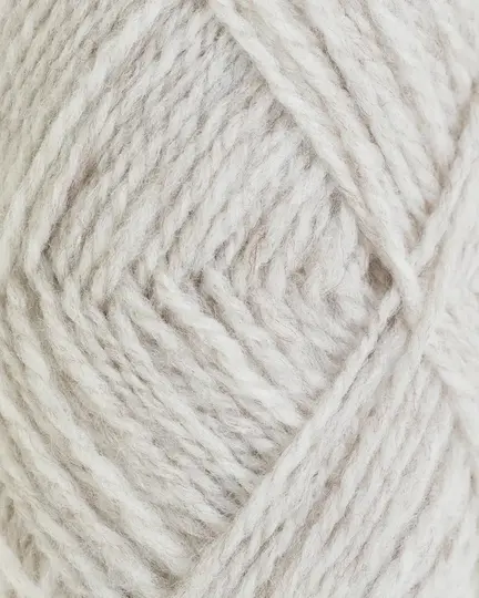 close up af garnet fviel fra rauma garn i farven lys beige meleret