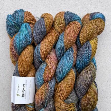 Pascuali Balayage Hand-Dyed garn i farven Caramel Swirl – håndfarvet alpaka-merino garn i gyldne, brune og blågrå nuancer