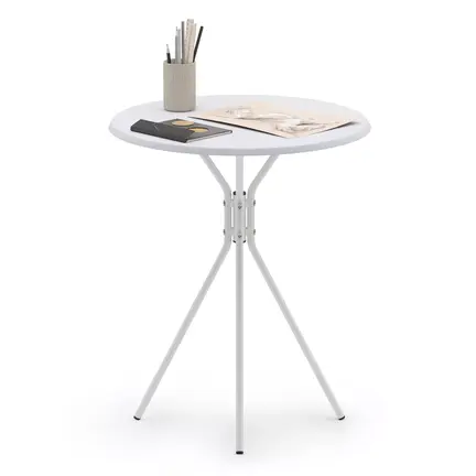 Et rundt hvidt bord med en stativ-stil base. På bordpladen er en grå kop med kuglepenne, en bog og nogle papirer.