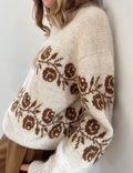 LeKnit Rosie Sweater i lys bundfarve med brune blomster, set fra siden