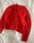 petiteknits strikkede roede agnete cardigan paa seng