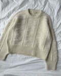 esther sweater model paa sengen petiteknit strikket i hvid jensen yarn og silk mohair e0 fra isager