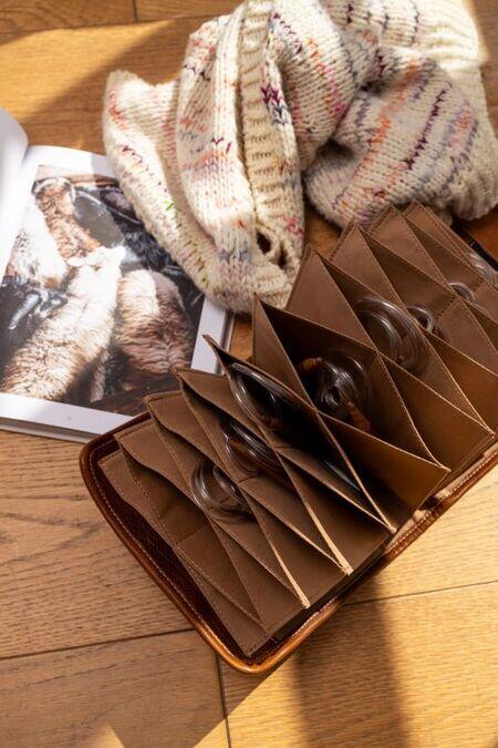 Detalje af Torn & Cut Project 93 organizer med rundpinde i lommerne