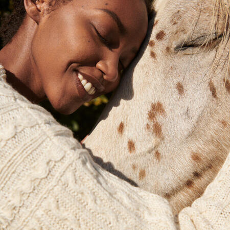 close up af moenster paa marianne isagers sweater babettes gastebud i hvid udgave merilrin og trio 1