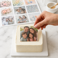 Personligt firkantet sukkerprint med familiefoto placeres på en firkantet kage