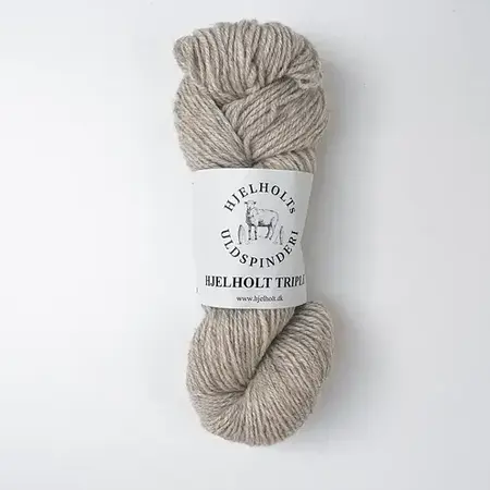garnnoegle som er hjelholt garn triple farven 42 creme