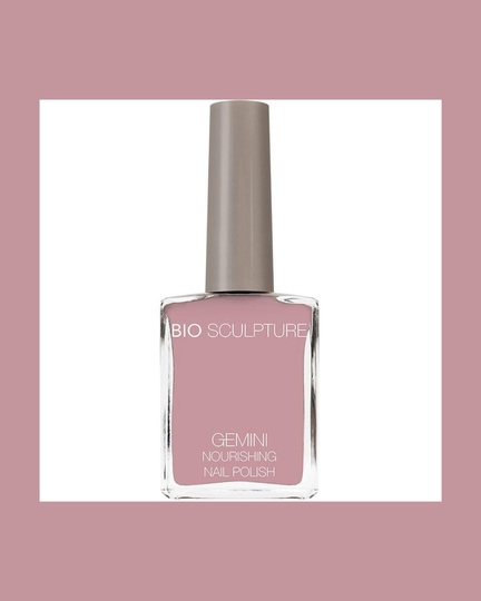GEMINI vegansk neglelak i farven Love – sart rosa nuance med plejende planteekstrakter, UV-filter og lang holdbarhed.