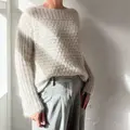 Model iført Oddd Rows Quill blouse - strikket i mulberry silk og silk mohair fra isager