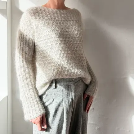 Model iført Oddd Rows Quill blouse - strikket i mulberry silk og silk mohair fra isager