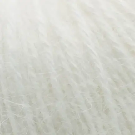 Close up af garnnoegle i angora fra mondial i farven hvid 620
