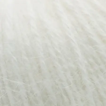 Close up af garnnoegle i angora fra mondial i farven hvid 620