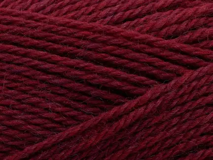 close up af garnet Pernilla fra filcolana i farven 804 merlot