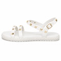 Hvid sandal med guldfarvede studs og remme på hvid baggrund