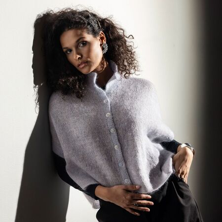 Model iført strikket cardigan jeanne d'arc fra filcolana strikket i Tilia og Alva og Paia