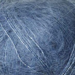 Close up af Isager Silk Mohair farve 44 blå