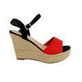 Rød kilehælssandal med sort hælstrop og flettet jutesål