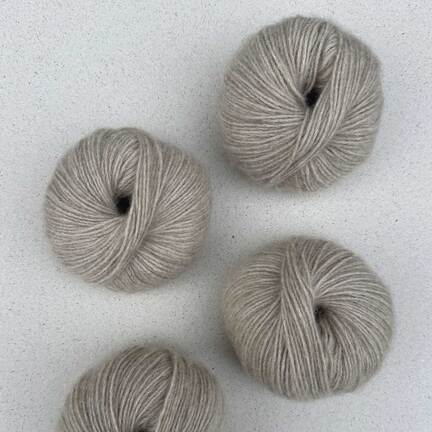 Pascuali Cashmere 6/28 – farven Taupe. Økologisk luksusgarn i 100% cashmere uld, varm beigegrå nuance