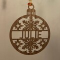 Personlig julekugle med navn og snefnug i fineret valnød