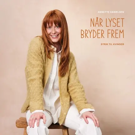 Forside til strikkebogen Når lyset bryder frem af Annette Danielsen