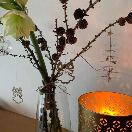 Årets-jule-engel-2023-træ-med-vedhæng-perle-ornament-julepynt-juletræspynt