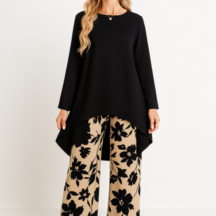 sort tunika med sandfarvede damebukser og sort blomsterprint