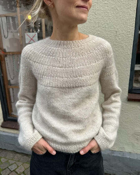 Model iført Ankers Trøje My Size fra PetiteKnit – klassisk sweater med raglan strikket oppefra og ned