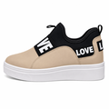 Trendy beige dame sneaker med sort elastik og tydeligt LOVE print. Den høje hvide platform-sål giver et moderne og casual udtryk, mens overdelen kombinerer blødt kunstlæder og fleksibelt tekstil for maksimal komfort. Nem slip-on model uden snørebånd, perf