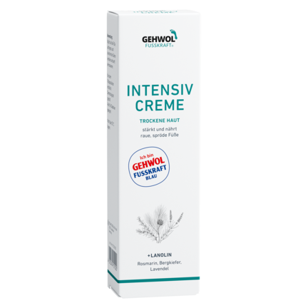 Et hvidt kosmetikprodukt med teksten: "GEHWOL FUSSKRAFT INTENSIV CREME TROCKENE HAUT stärkt und nährt raue, spröde Füße. Ich bin GEHWOL FUSSKRAFT BLAU + LANOLIN Rosmarin, Bergkiefer, Lavendel." Vist mod en hvid baggrund.