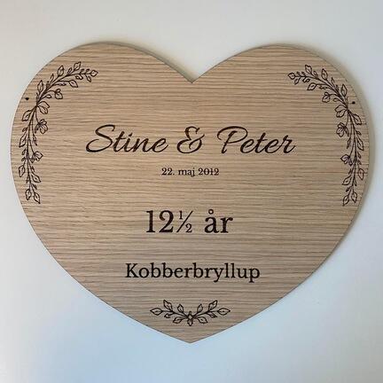 Kobberbryllup æresport hjerte i træ – Design 11 med navn, dato og blomster ranker