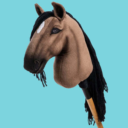 HUMMA Hobby Horse PRO - M Allround - Marama er en flot brun kæphest med stjerne aftegn og sort man og pandelok.