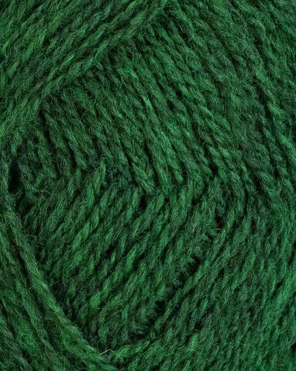 close up af garnet finull fra Rauma i farven moerk groen meleret 4122