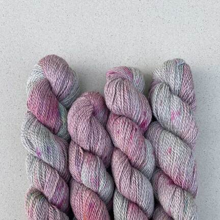 Pascuali Balayage Hand-Dyed garn i farven Mulberry Macaron – håndfarvet alpaka-merino garn i lyserøde og lilla-grå nuancer