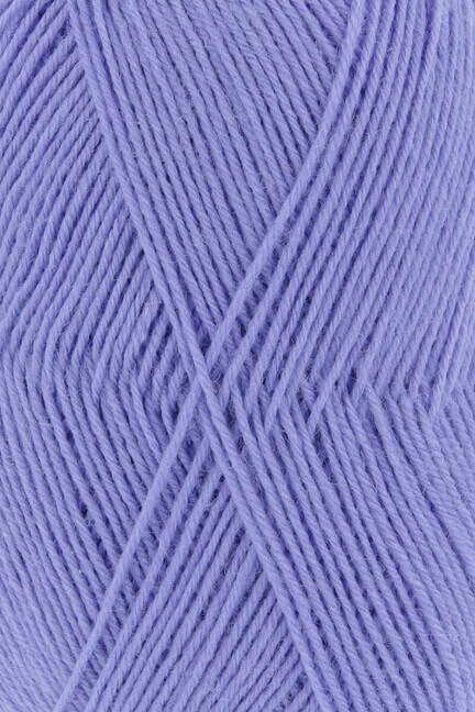 Close up af garnnøgle fra Lang Yarns strømpegarn super soxx i farven lavendel