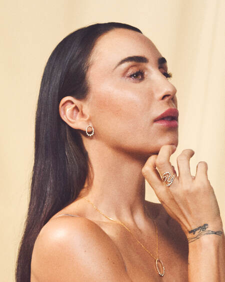 Medina iført AURORA'S KISS vedhæng i 14 karat guld med 0,50 ct. brillanter W.SI.