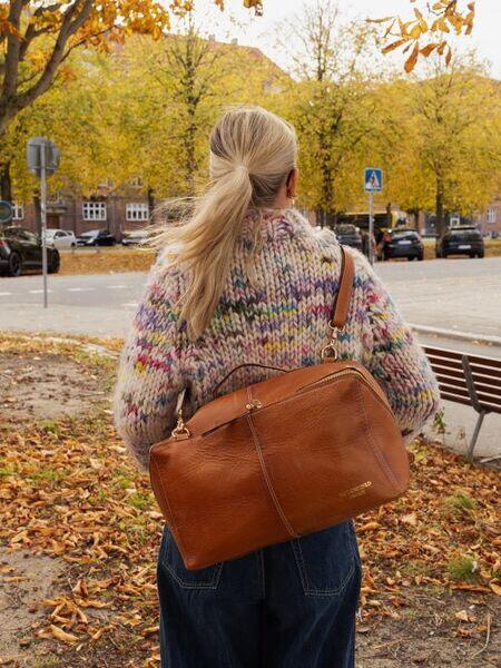 RE:DESIGNED Project 90 strikketaske i Burned Tan læder båret over skulderen