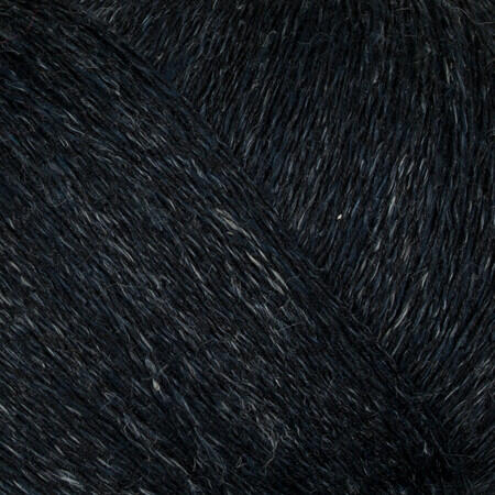 Close up af garnnøgle Hør Silke fra gepard garn i farven black ash