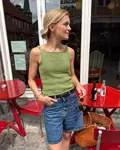 Model iført PetiteKnits Emmy Top strikket i Trio 2 fra Isager farven Green Tea