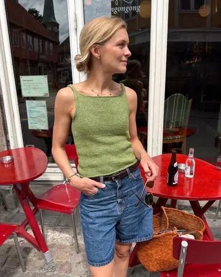 Model iført PetiteKnits Emmy Top strikket i Trio 2 fra Isager farven Green Tea