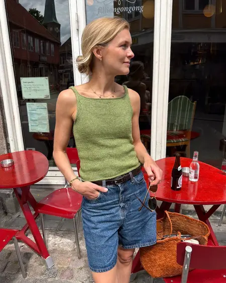 Model iført PetiteKnits Emmy Top strikket i Trio 2 fra Isager farven Green Tea