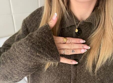 Mathilde iført Seashell Secrets halskæde udført i 925 pure sterlingsølv og belagt med 18 karat forgyldning.