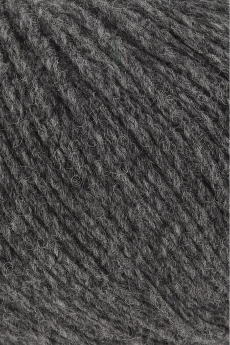 close up af garnnoegle af maerket yak fra lang yarns i farven moerk graa