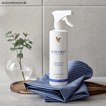 Aloe First hudspray på klæde ved vase - førstehjælperspray
