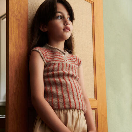 lille pige op ad vaeg ifoert lille kjole som hedder little kirsten shirt af helga isager