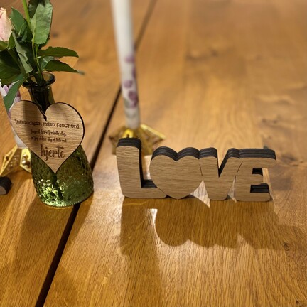 Elegant-og-rustik-LOVE-træskilt-med-hjerte-design-til-hjemmet